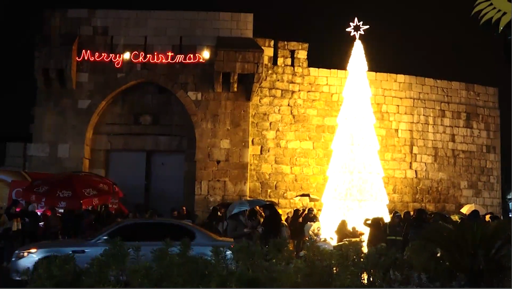      مجموعة من السوريين يحتفلون بأعياد الميلاد في ساحة باب توما في العاصمة دمشق. تصوير: هبة الخير (ماري)